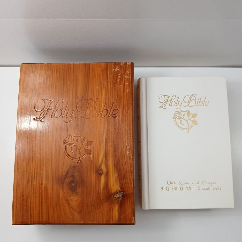 Holy Bible Cedar Chest w White Gold King James Version Treasured Memories Bible